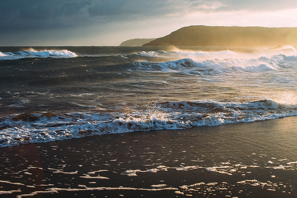 Каткова щель черное море. Море рядом. Евпатория крым достопримечательности. Мертвое море растения. Кромка моря.